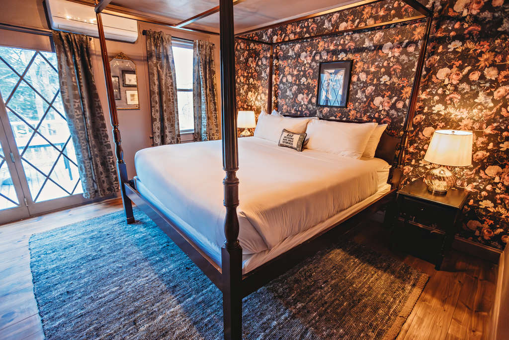 king suite hotel room in lenox ma